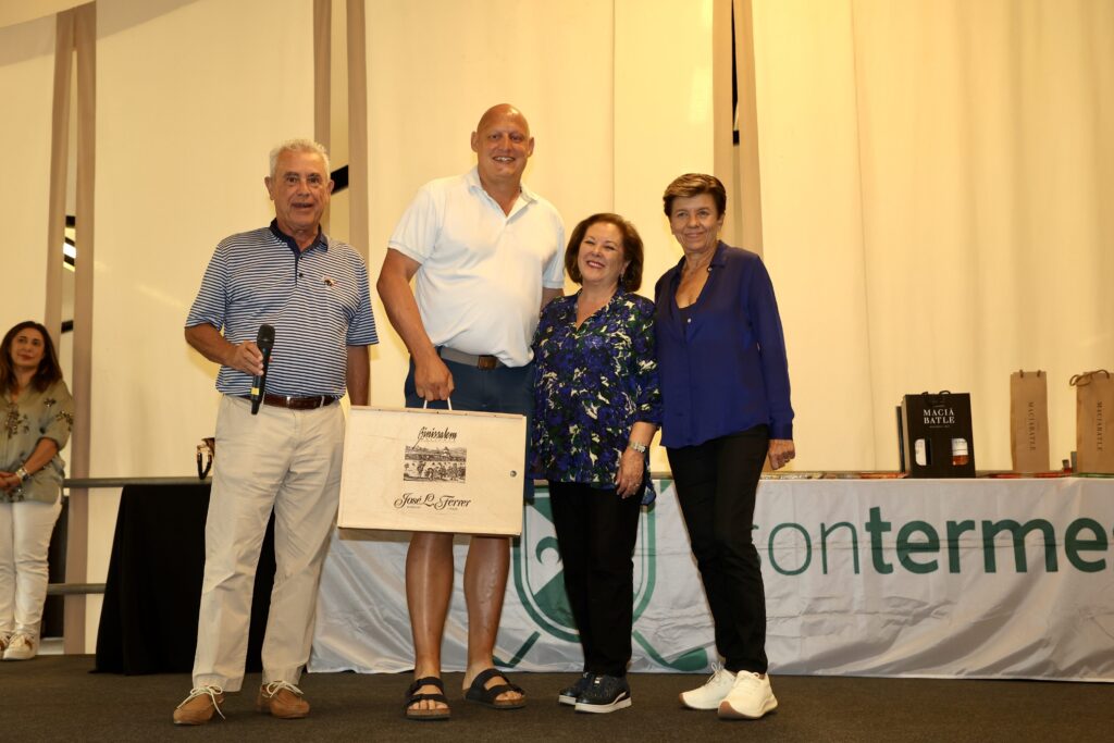 Palma Pilar Pellicer Discreto uh Entrega trofeo golf Amics de la Infancia.